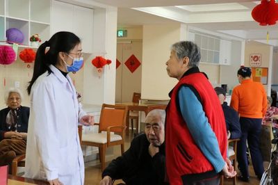 医生在身旁,硬核托起健康"夕阳红"
